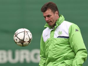 Wolfsburg dan Hecking Sepakat Pisah Jalan