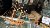 Miniatur kapal terpajang di etalase toko Pasar Ikan.