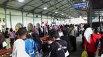 Penumpang Menumpuk di Stasiun Jatinegara
