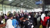 Anjloknya kereta di lintasan antara Stasiun Sudirman dan Stasiun Manggarai menyebabkan penumpukan penumpang salah satunya terpantau di Stasiun Jatinegara. Istimewa/Flora Febrianindya.