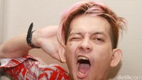 Jupiter merwarnai rambutnya menjadi pink. Pool/Gus Mun/detikFoto.