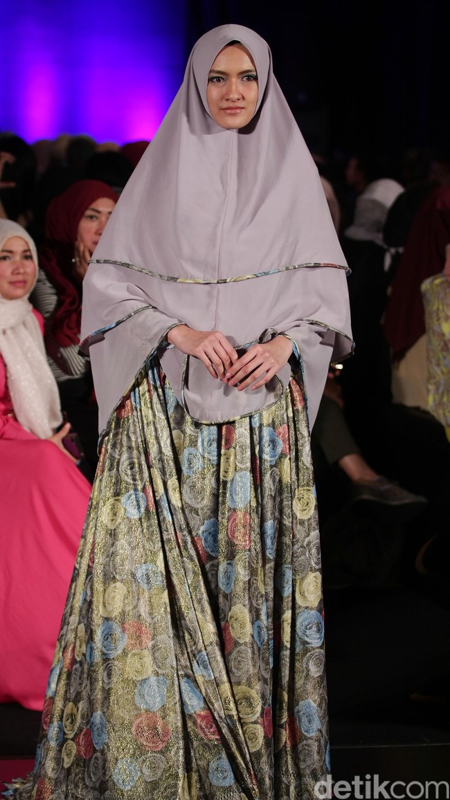 Lyra Virna Desert Rose Indonesia Fashion Week 2016. at Jakarta Convention Center. Senayan. Jakarta. [Foto: Mohamamd Abduh/Wolipop]