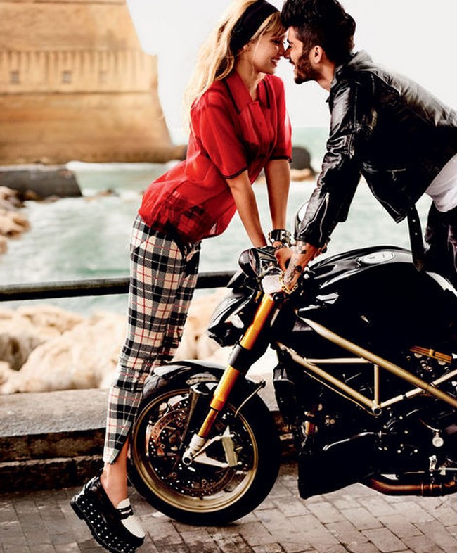 Momen mesra lainnya saat keduanya tampil di majalah Vogue pada April 2016. Keduanya berpose mesra di atas motor.  Foto: Mario Testino/Vogue