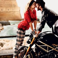 Momen mesra lainnya saat keduanya tampil di majalah Vogue pada April 2016. Keduanya berpose mesra di atas motor.  Foto: Mario Testino/Vogue