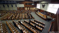 Dari 555 anggota DPR, rapat paripurna dihadiri 323 anggota dewan. Rapat dipimpin oleh Wakil Ketua DPR Agus Hermanto.
