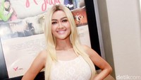 Artis yang akrab disapa Jupe itu bergaya dengan jumpsuit lace putih. Pool/Gus Mun/detikFoto.