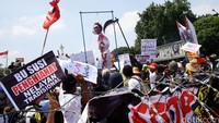 Massa juga membawa boneka bergambar Menteri Susi.
