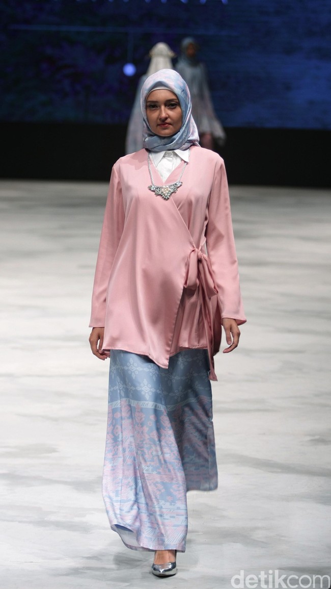 Ria Miranda Takana Indonesia Fashion Week 2016 at Jakarta Convention Center. Senayan. Jakarta. [Foto: Mohammad Abduh/Wolipop]