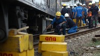 Petugas berusaha mengevakuasi kereta.