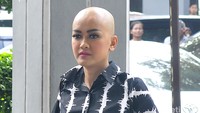 Jupe yang berkepala plontos tiba di Pengadilan Negeri Jakarta Selatan, Rabu (6/4/2016) dengan pengawalan voorijder. Pool/Noel/detikFoto.
