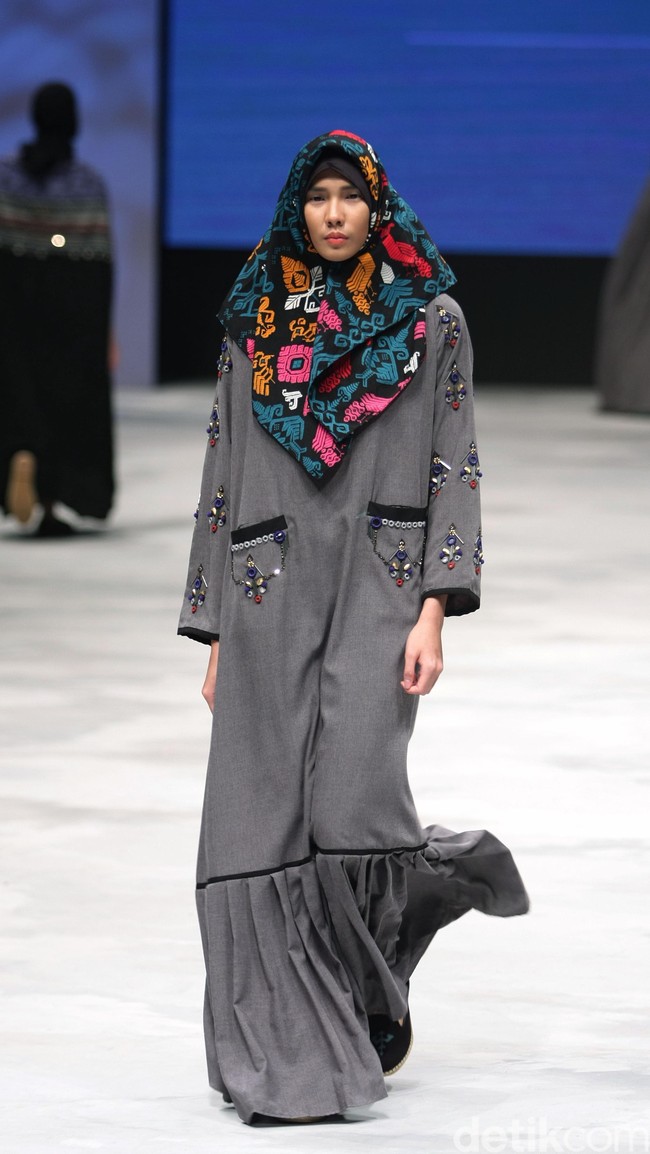 Vivi Zubedi Sulamn Voyage Indonesia Fashion Week 2016 at Jakarta Convention Center. Senayan. Jakarta. [Foto: Mohammad Abduh/Wolipop]