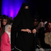 Lyra Virna Desert Rose Indonesia Fashion Week 2016. at Jakarta Convention Center. Senayan. Jakarta. [Foto: Mohamamd Abduh/Wolipop]