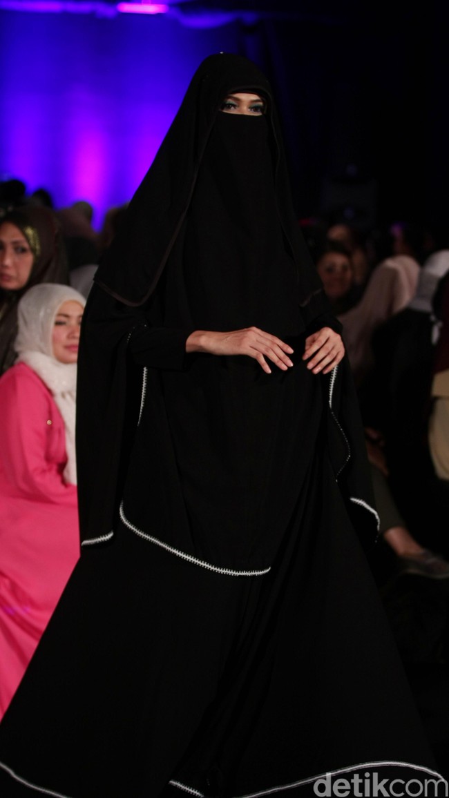 Lyra Virna Desert Rose Indonesia Fashion Week 2016. at Jakarta Convention Center. Senayan. Jakarta. [Foto: Mohamamd Abduh/Wolipop]