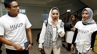 Sandiaga (kiri) berbincang dengan CEO HijUp Diajeng Lestari (kanan).