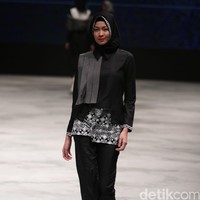 Zaskia Sungkar Hitam Poetih Indonesia Fashion Week 2016 at Jakarta Convention Center. Senayan. Jakarta. [Foto: Mohammad Abduh/Wolipop]