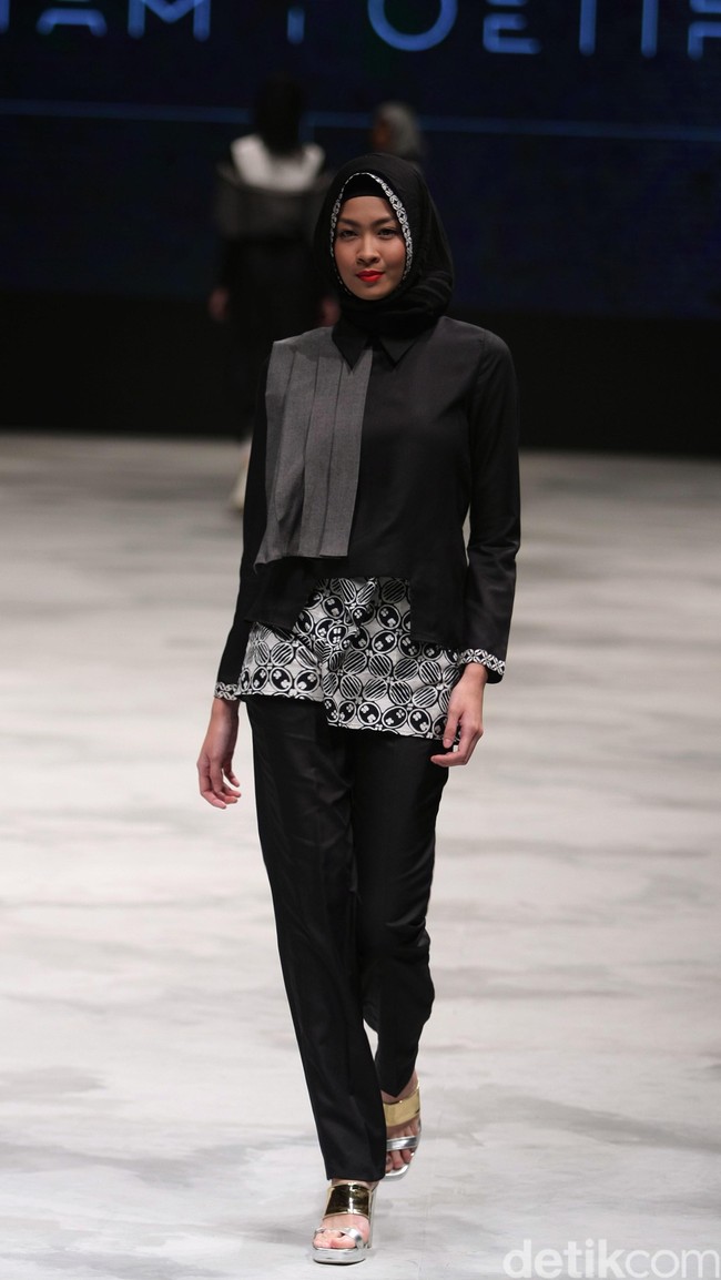 Zaskia Sungkar Hitam Poetih Indonesia Fashion Week 2016 at Jakarta Convention Center. Senayan. Jakarta. [Foto: Mohammad Abduh/Wolipop]