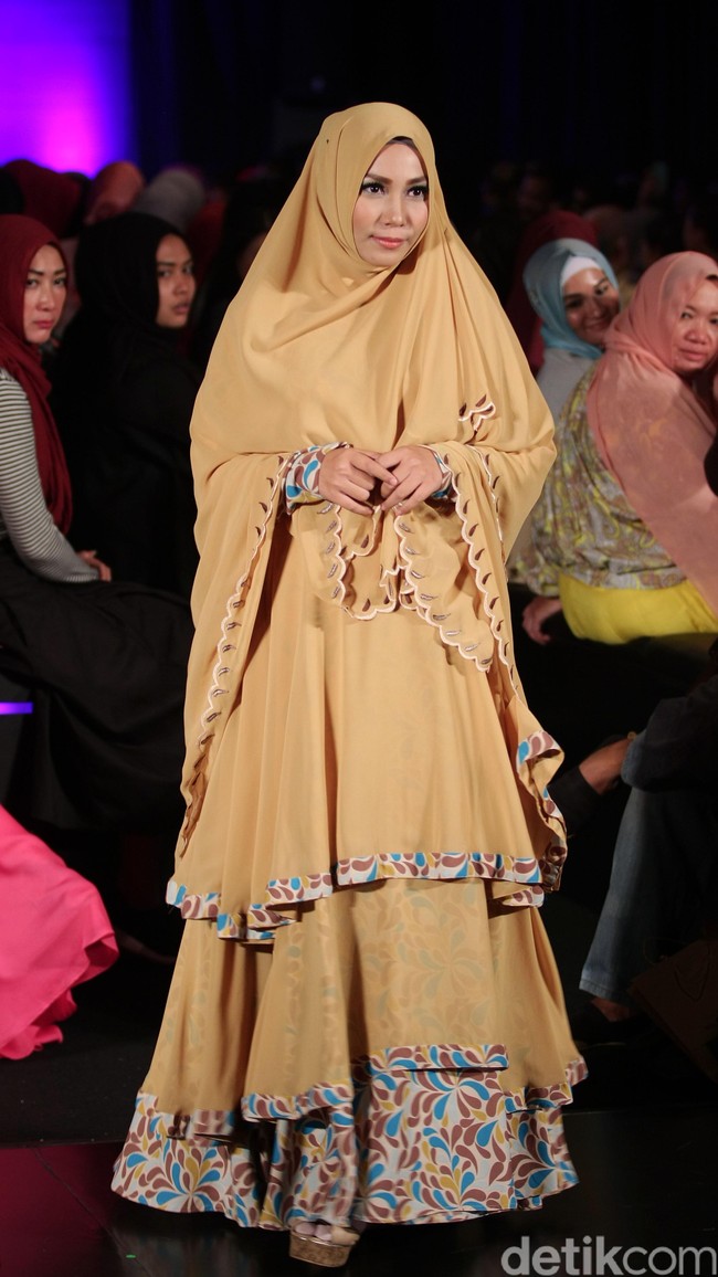 Lyra Virna Desert Rose Indonesia Fashion Week 2016. at Jakarta Convention Center. Senayan. Jakarta. [Foto: Mohamamd Abduh/Wolipop]