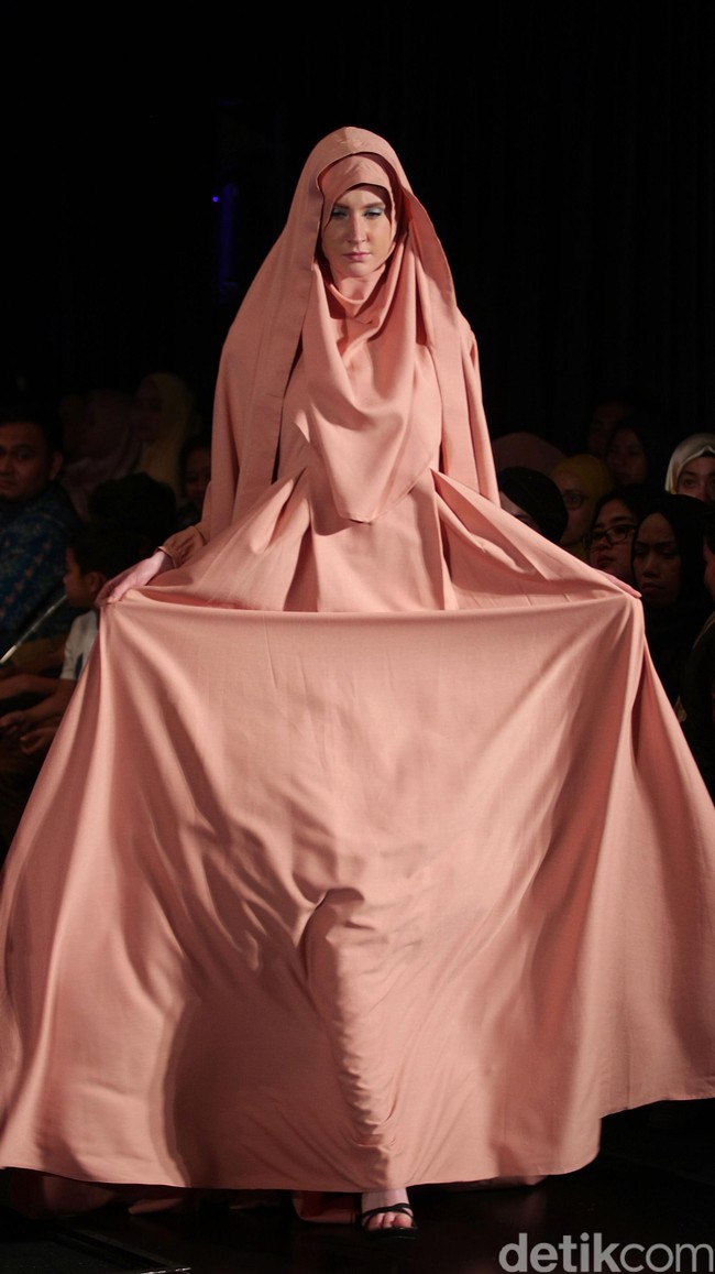 Lyra Virna Desert Rose Indonesia Fashion Week 2016. at Jakarta Convention Center. Senayan. Jakarta. [Foto: Mohamamd Abduh/Wolipop]