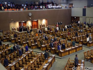 Anggota DPR Ogah Mundur Saat Berlaga di Pilkada, Takut Kalah?