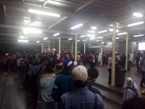 Stasiun Manggarai Masih Dipadati Penumpang ke Arah Bogor