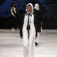 Zaskia Sungkar Hitam Poetih Indonesia Fashion Week 2016 at Jakarta Convention Center. Senayan. Jakarta. [Foto: Mohammad Abduh/Wolipop]