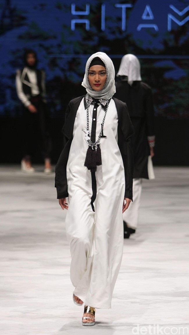 Zaskia Sungkar Hitam Poetih Indonesia Fashion Week 2016 at Jakarta Convention Center. Senayan. Jakarta. [Foto: Mohammad Abduh/Wolipop]
