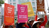 Membawa spanduk dan bendera, mereka berteriak-teriak di depan Istana.