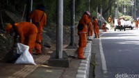 Sampah yang terkumpul dimasukkan ke mobil bak terbuka untuk dibuang.