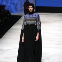 Vivi Zubedi Sulamn Voyage Indonesia Fashion Week 2016 at Jakarta Convention Center. Senayan. Jakarta. [Foto: Mohammad Abduh/Wolipop]