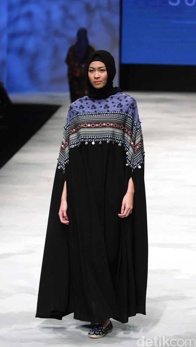 Vivi Zubedi Sulamn Voyage Indonesia Fashion Week 2016 at Jakarta Convention Center. Senayan. Jakarta. [Foto: Mohammad Abduh/Wolipop]