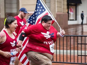 Inspiratif! Pria Berbobot 283 Kg Ini Tetap Semangat Ikut Lomba Lari 5 Km