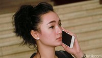 Zaskia juga belum mengenakan busana dan lipstik pink. Pool/Gus Mun/detikFoto.