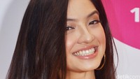 Meski usianya sudah memasuki kepala tiga, bintang film Surga yang Tak Dirindukan itu tetap terlihat cantik. Pool/Ismail/detikFoto.