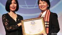 Direktur Astra Life Stephanie A Gunadi (kanan) menerima penghargaan Contact Center Service Excellence Award 2016 dari CEO Carre - Center for Customer Satisfaction and Loyalty Yuliana Agung (kiri) di Jakarta.