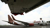 Pesawat tersebut saat ini tengah terparkir di runway dengan kondisi mengalami perbaikan. Tampak kedua Sayap pesawat ditutup terpal berwarna merah karena masih dalam kondisi maintenence.