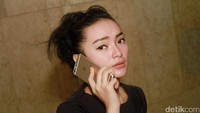 Ia tampak serius menelepon. Pool/Gus Mun/detikFoto.