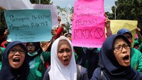 Demontrasi tersebut sekaligus mendukung upaya jucial review Permenperin tersebut yang didaftarkan ke MA pada saat bersamaan.