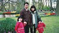 Isyana (paling kanan) bersama ayah dan ibunya, Sapta Dwikardana dan Luana Marpanda serta sang kakak, Rara Sekar. (dok. Pribadi)