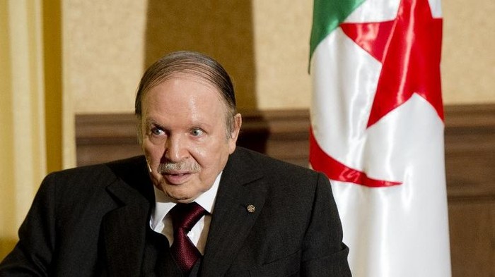 Algerian President Abdelaziz Bouteflika meets with his French counterpart Francois Hollande at the Zeralda private residence on June 15, 2015, in Algiers. Hollande is on a friendship and working visit to Algeria at the invitation of Algerian President, Abdelaziz Bouteflika as the two nations, once bitter foes, work ever closer to tackle regional threats from Mali to Libya. AFP PHOTO / POOL / ALAIN JOCARD / AFP PHOTO / POOL / ALAIN JOCARD