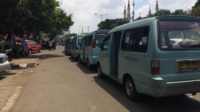 Perlintasan Kereta di Tebet Ditutup, Angkot Disediakan Jalur Khusus