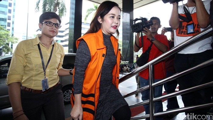 Kecipratan Rp 800 Juta, Julia Kenal Damayanti Saat Jualan Kue Lebaran