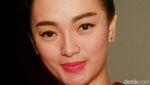 Zaskia Gotik Tampil Pinky di Gedung DPR/MPR RI