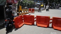 Namun tetap ada yang nekat menerobos perlintasan.