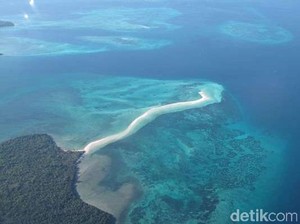 Di Pantai Ngurtafur, Bisa Jalan 2 Km ke Tengah Laut!