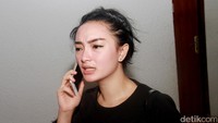 Zaskia sedang menelepon siapa ya? Pool/Gus Mun/detikFoto.
