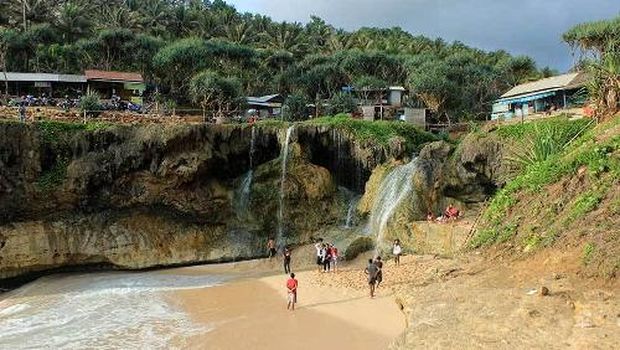Pantai dengan air terjun di Pacitan