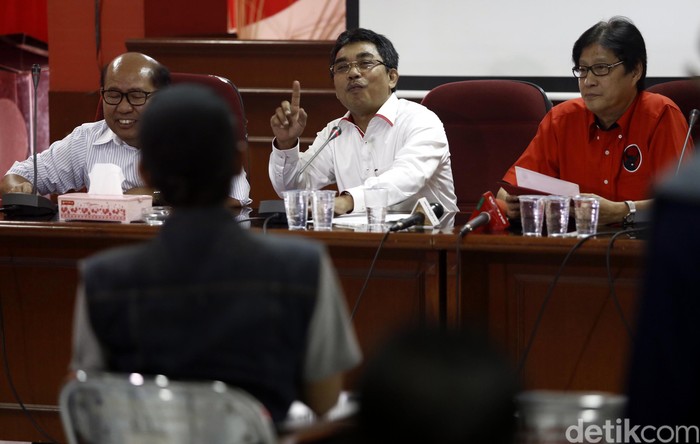 Wakil Ketua Bidang Pemenangan Pemilu DPD PDI Perjuangan DKI Jakarta Gembong Warsono, Wakil Ketua Pantas Nainggolan, dan Bendahara Adi Wijaya menggelar jumpa pers di kantornya Jl Tebet Raya Jakarta, Kamis (7/4/2016). DPD PDI Perjuangan DKI Jakarta menggelar penjaringan dan penyaringan calon Gubernur dan Calon Wakil Gubernur baik dari internal partai ataupun luar partai untuk mengikuti Pilkada DKI Jakarta pada 2017 mendatang.