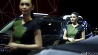 Mulai dari berbalut pakaian bergaya elegan, feminim, hingga sexy, mereka mencoba menggaet perhatian pengunjung JIExpo Kemayoran, Jakarta.