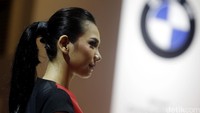 Ajang pameran Indonesia International Motor Show (IIMS) 2016 tambah manis dengan hadirnya gadis-gadis cantik sebagai Sales Promotion Girl (SPG).