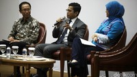 Direktur Treasury and Markets Bank Mandiri, Pahala N Mansury (tengah) mengatakan, saat ini beberapa bank pesaing Bank Mandiri mengurangi eksposurnya di kawasan Asia maupun Asia Tenggara.